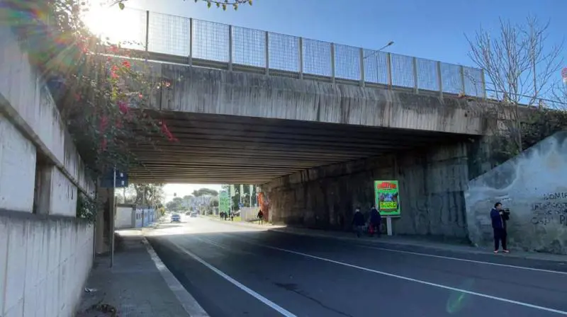 Tenta di gettarsi da un ponte, il carabiniere la salva