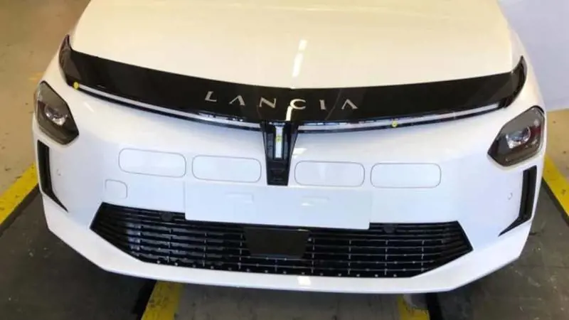 La nuova Lancia Ypsilon 2024 si mostra in due foto inedite