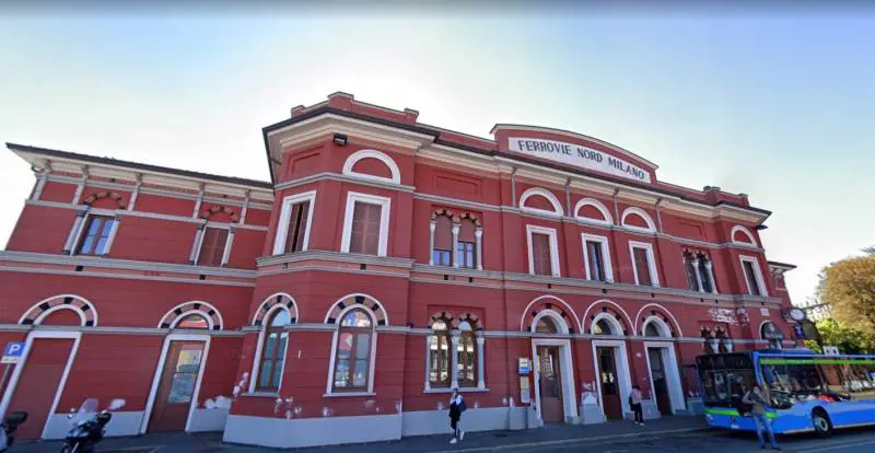 "Sta male?". Ma il marocchino lancia sassi contro la polizia 