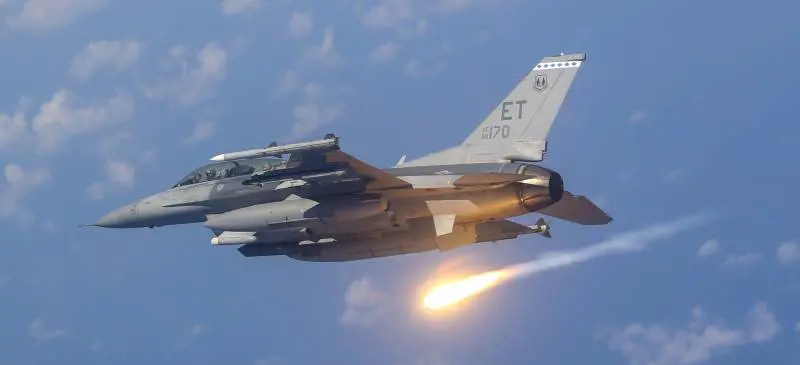 Nuova missione per gli F16 Usa: così si trasformano in cacciatori killer di navi cinesi