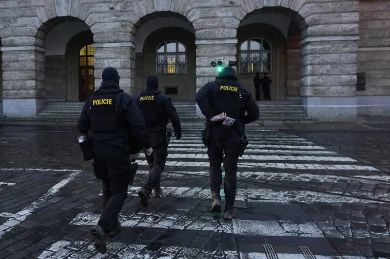 Praga, orrore senza fine: il killer dell'università aveva già ucciso un neonato
