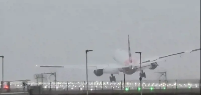 Atterraggio da brividi a Heathrow: cosa è successo all’aereo