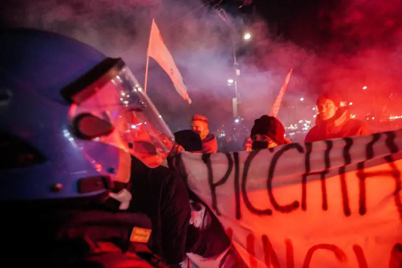 Il centro sociale prepara i botti per Capodanno: ”È resistenza"