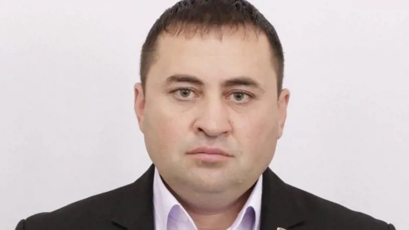 Il corpo senza vita e la caduta: la morte misteriosa di un politico del partito di Putin