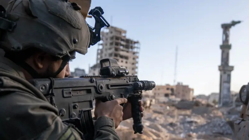 Blitz di Israele nella base dell'intelligence di Hamas: "Trovato materiale prezioso"