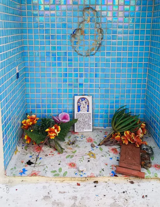 Il tabernacolo danneggiato dai vandali