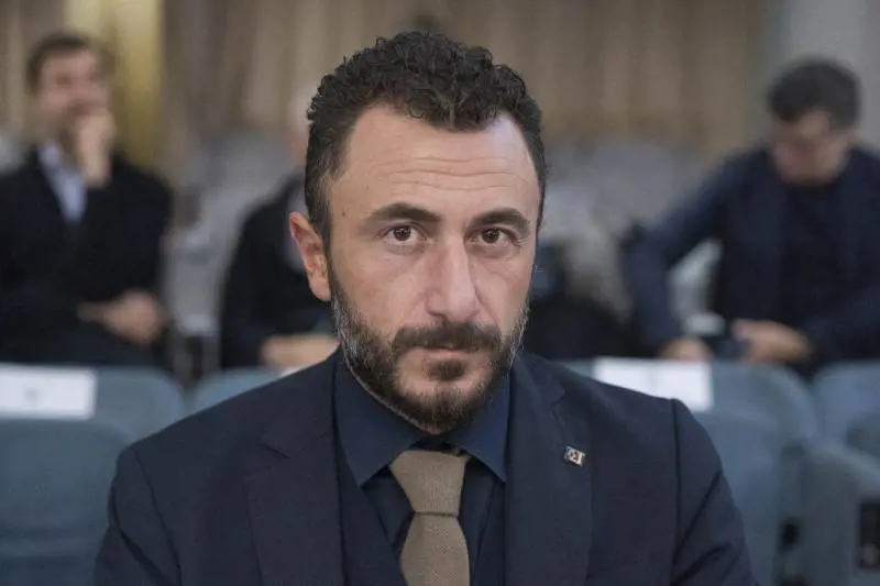 La sinistra apre il fuoco contro Fratelli d'Italia. Ma si dimentica del pistolero rosso