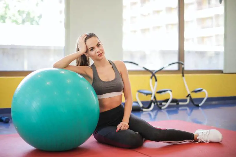 Gli esercizi con la fitball per tornare in forma dopo le feste