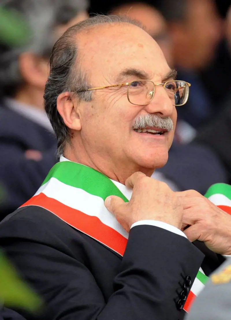 La sinistra non s'indigna se i suoi si armano