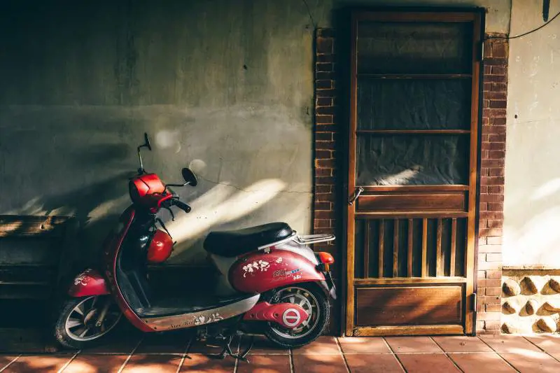 Bici e motocicli nell’androne condominiale: quando è consentito
