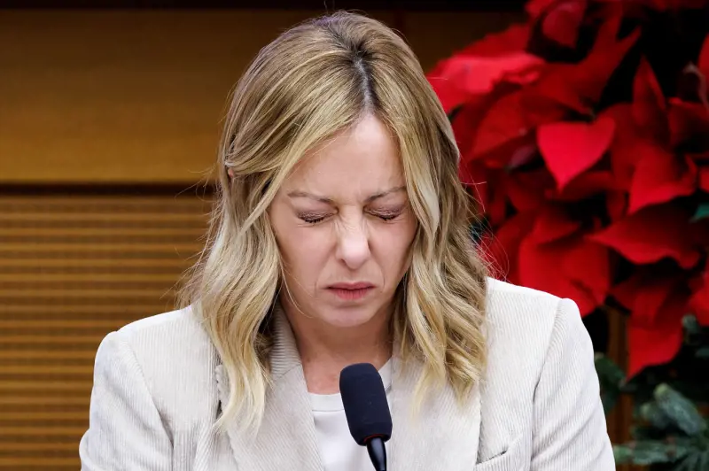 "Sto a morì...". Il "fuorionda" della Meloni in conferenza stampa