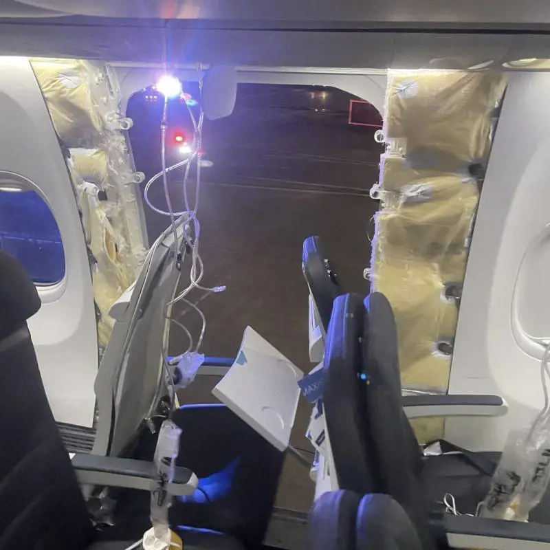Portellone fissato con 4 viti e spie d'allarme, i sospetti sull'incidente dell'Alaska Airlines