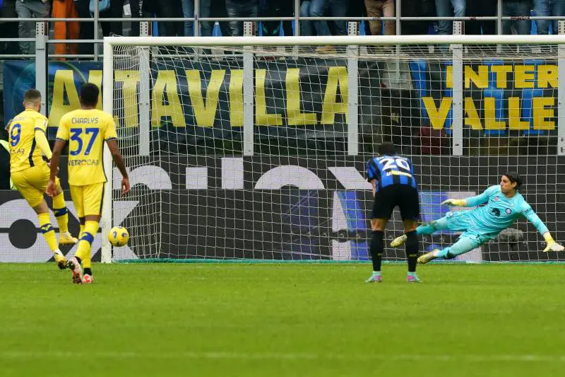 "Trovate pace nella vostra piccola vita": Henry risponde agli haters