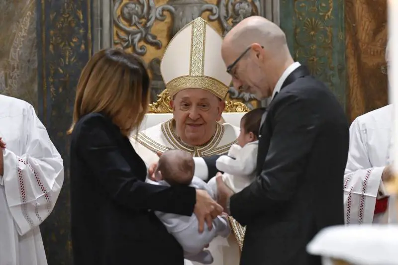"Utero in affitto da proibire a livello universale": il Papa promuove la linea del governo
