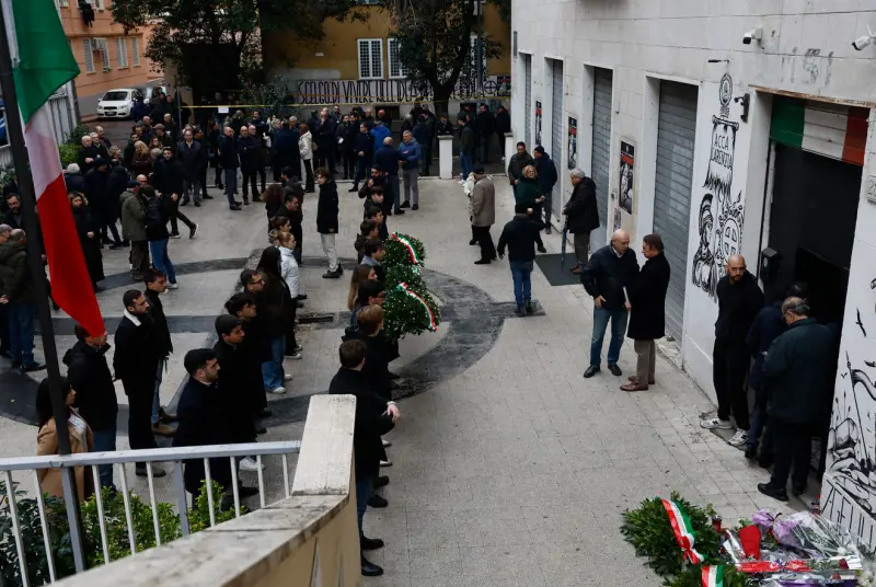 Solo adesso la sinistra si accorge di Acca Larentia e dei saluti romani