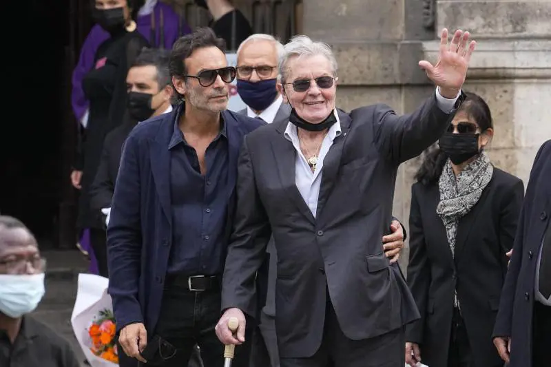 "Vuole farlo morire fuori dalla Francia” Alain Delon denuncia il figlio Anthony, che accusa la sorella