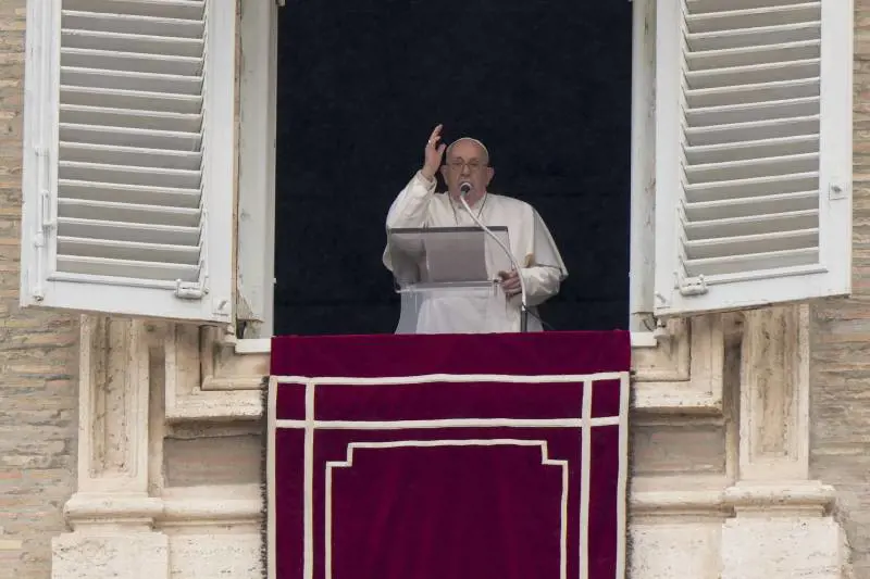 Alleluia, la Chiesa mette fine alla liturgia ridotta a carnevale