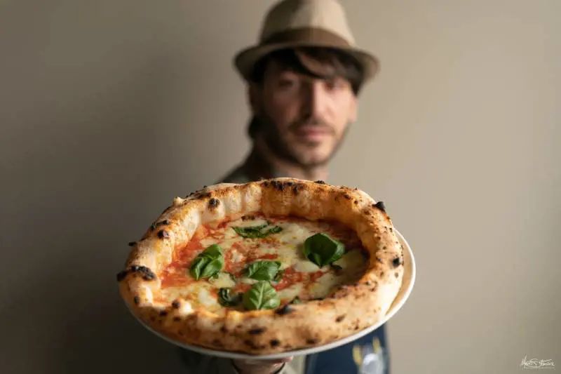 Lioniello, sbarca a Milano il pizzaiuolo "col cappello"