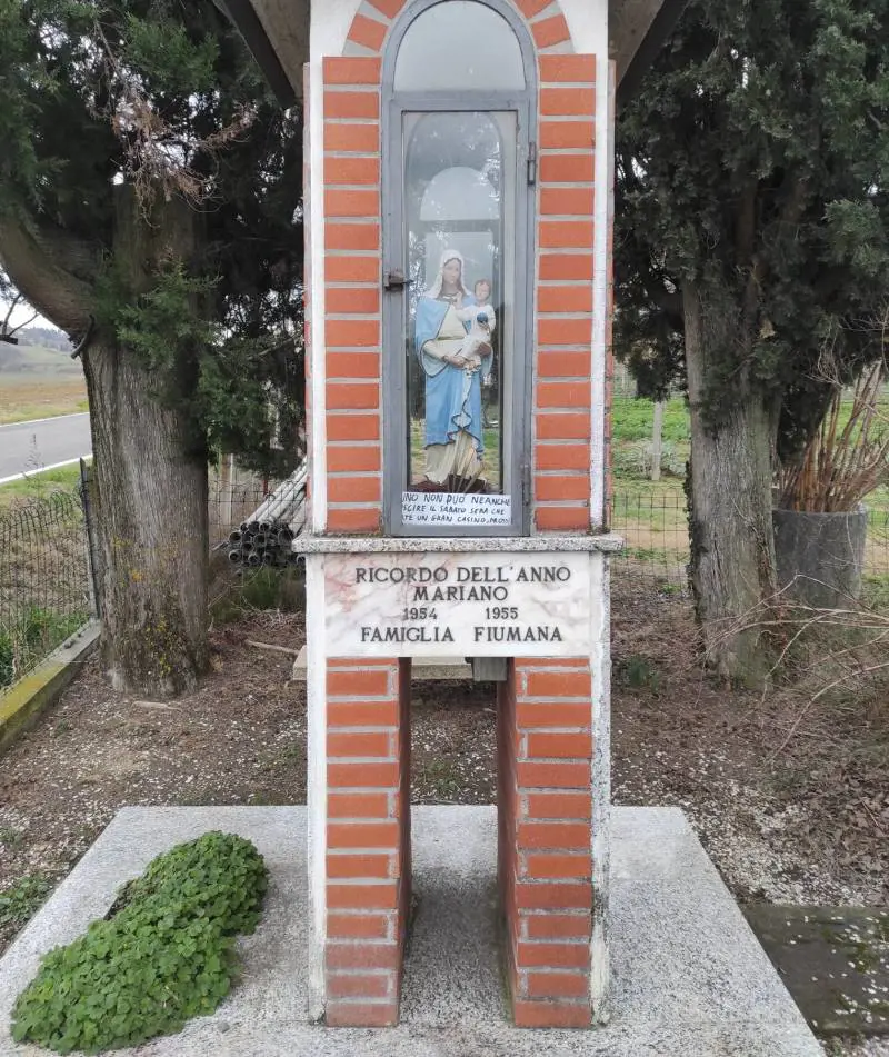 Il biglietto provocatorio lasciato dai ladri sotto la statua