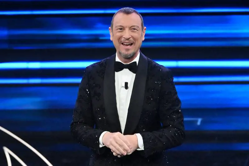 Amadeus non vuole polemiche e politica. Ma la mucca Ercolina viaggia verso il palco