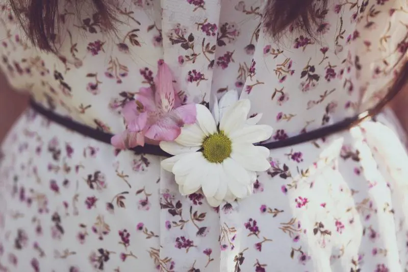 Pancia, l'abbigliamento più adatto per nasconderla con eleganza