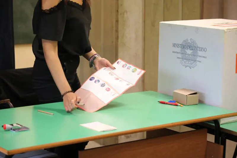 Europee, ultimi sondaggi: testa a testa Lega-Fi