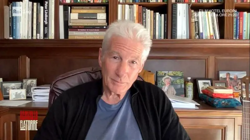 Richard Gere diserta il processo ma va in tv ospite da Damilano. L'ira della Lega: "Brutto film"