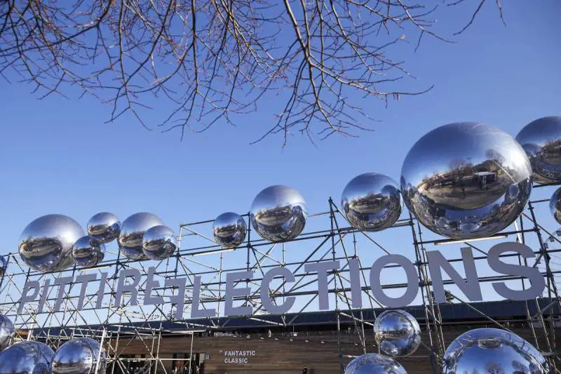 Abiti realizzati dai migranti dei centri d'accoglienza: l'ultima provocazione "radical chic"