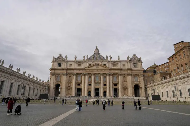 No a tatuaggi, piercing, convivenze e fotocopie. La stretta nella Basilica del Papa