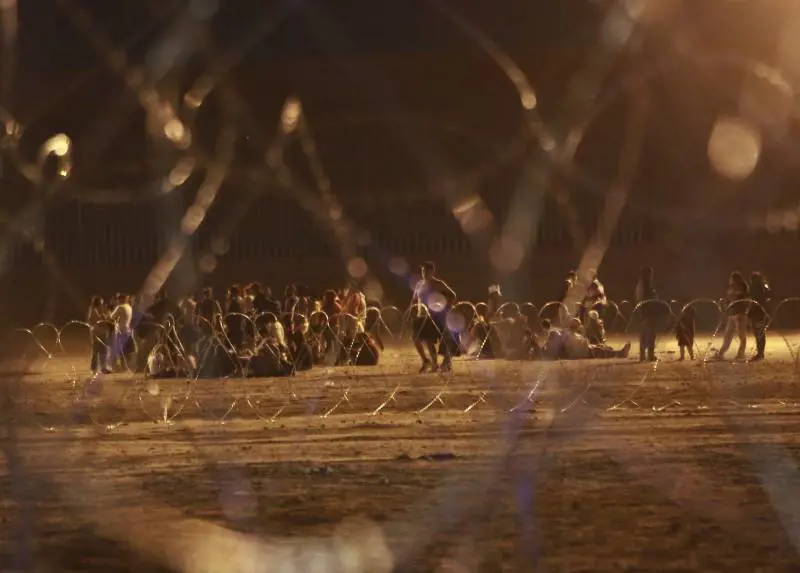 "100mila migranti spediti nelle città dem": così il Texas sfida le "porte aperte" di Biden