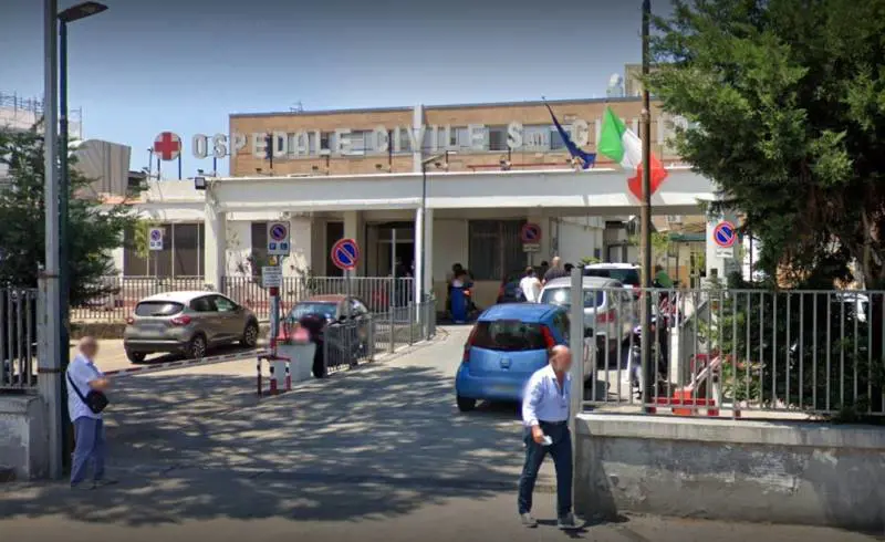 Bimba rom muore folgorata, la famiglia prende d'assalto l'ospedale