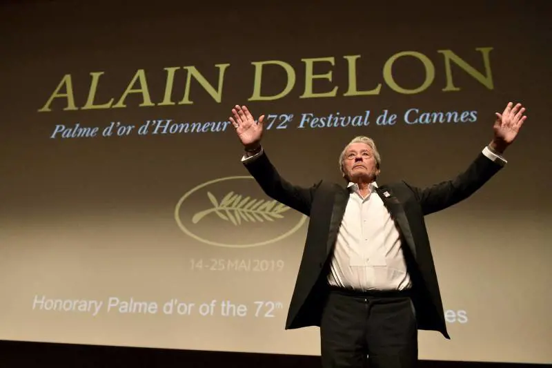 "È lucido", "Lo stanno uccidendo". Alain Delon, scontro sulle sue condizioni