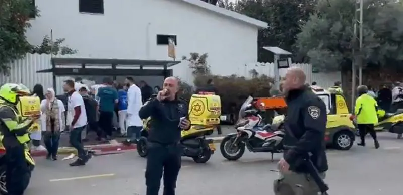 Attacco terroristico in Israele: un morto e almeno 19 feriti