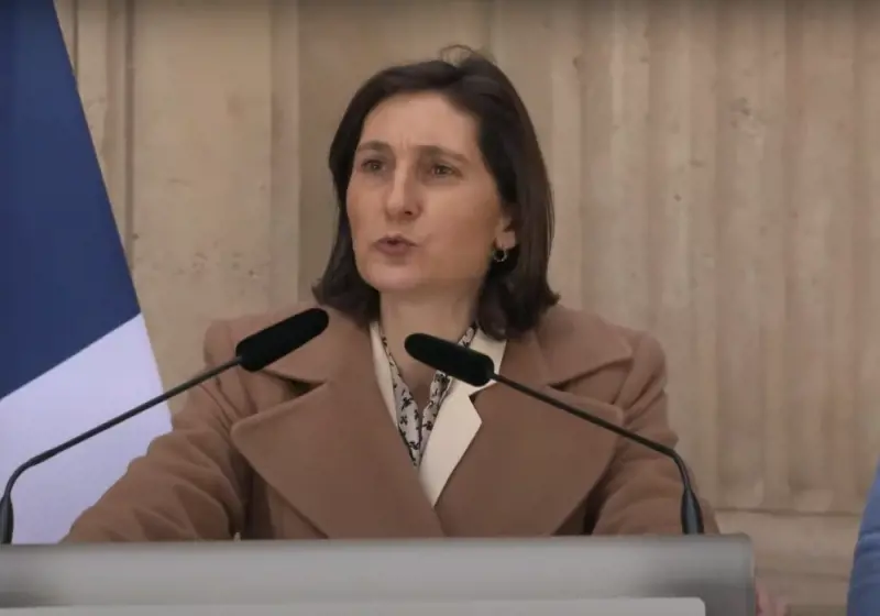 "Insegnanti assenteisti". Bufera sul nuovo governo in Francia
