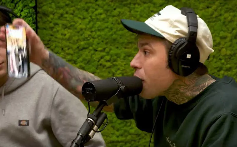 "Questa è la tua faccia da c...". Ma Fedez sbaglia persona