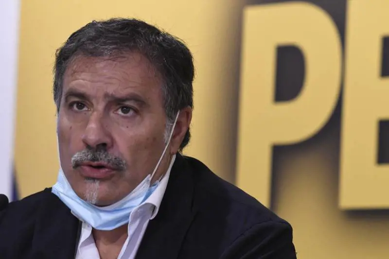 L'opposizione evoca la "questione morale". E arrestano due dem