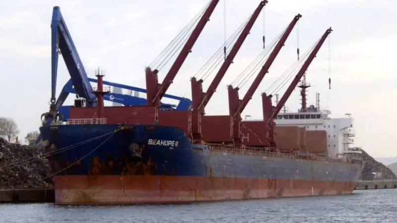 Gli Houthi bombardano un altro cargo e la Shell interrompe la navigazione nel Mar Rosso