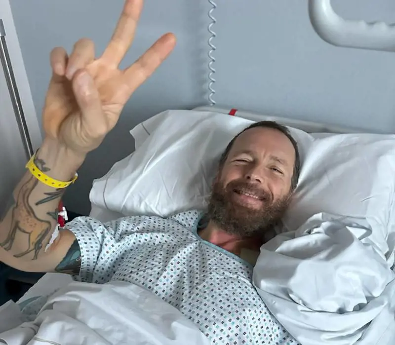 Jovanotti dimesso dall'ospedale dopo l'intervento al femore: "Ci vorrà tempo prima di ritrovarci"