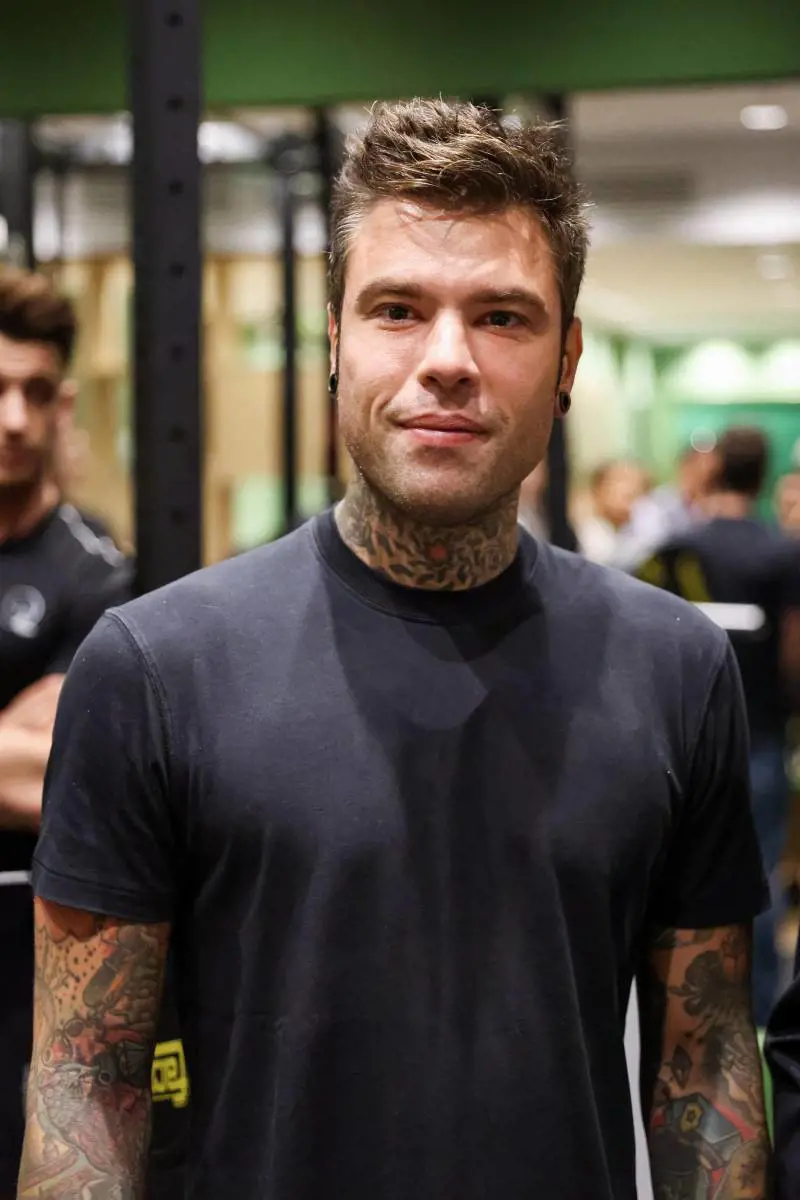 Fedez, il "nullatenente" che gira in Lamborghini