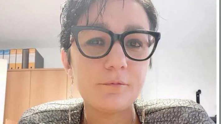 Trovata morta nel letto. Tracce di sangue in casa