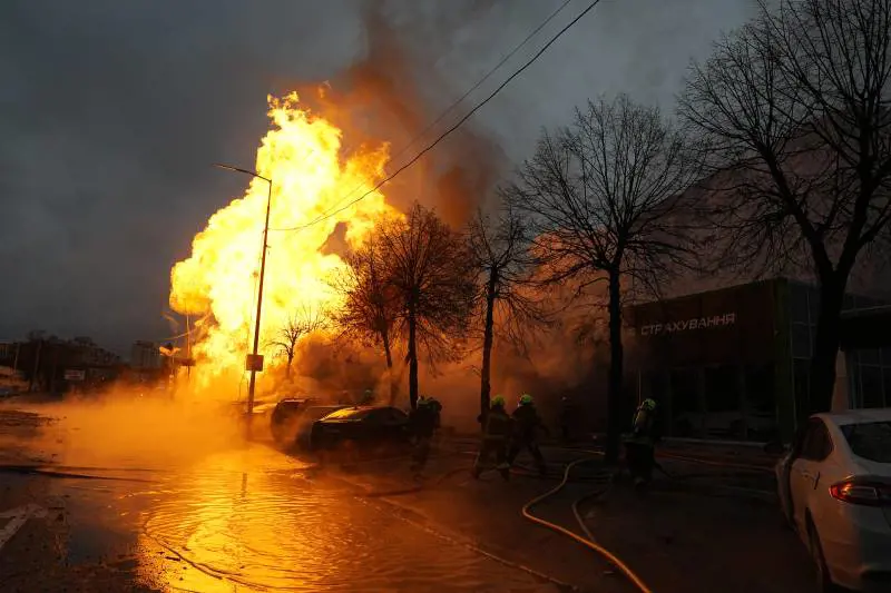Colpire la produzione bellica: cosa c'è dietro la nuova strategia russa in Ucraina