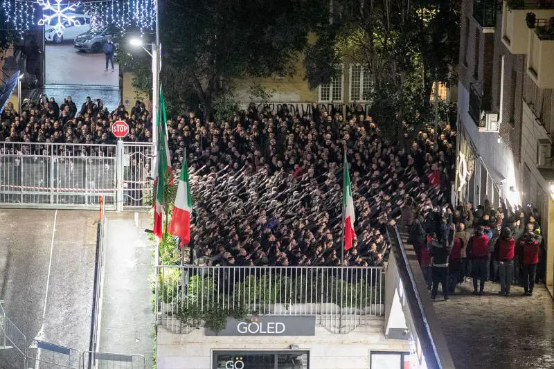 Assolto il saluto romano. Ma solo nelle celebrazioni
