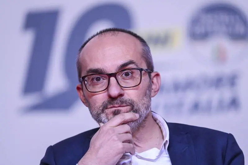Sardegna, corre Truzzu. Ira Lega sul caso Solinas