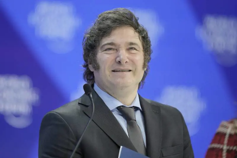 Col silenzio-assenso Milei taglia la burocrazia: "Se lo Stato non risponde, il privato va avanti"
