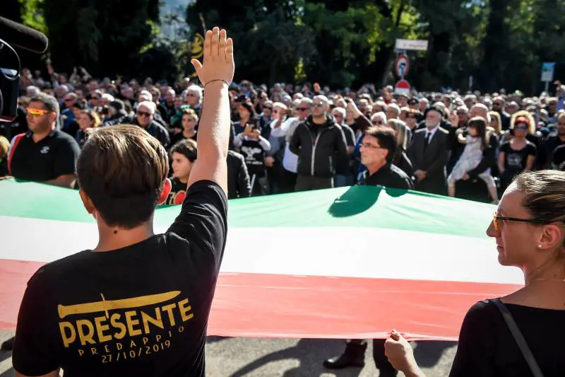 Il saluto fascista dei "democratici"