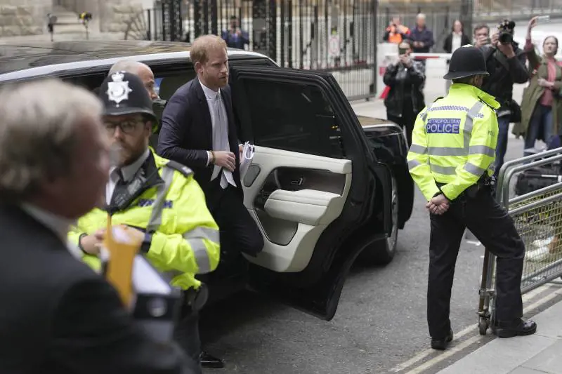 Ritirata la causa, il passo indietro del principe Harry: cosa c'è dietro