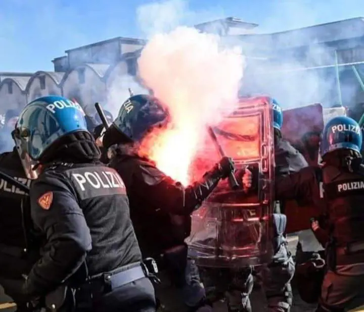 I centri sociali provano a sfondare il padiglione di Israele: scontri e cariche. Agenti feriti 