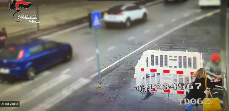 Trascinata sul marciapiede dai ladri: la rapina choc a Napoli | Video
