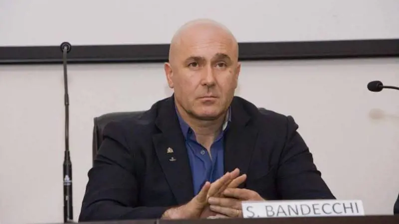 "Un uomo normale guarda il cu... di una donna e ci prova". Ed è bufera sul sindaco Bandecchi
