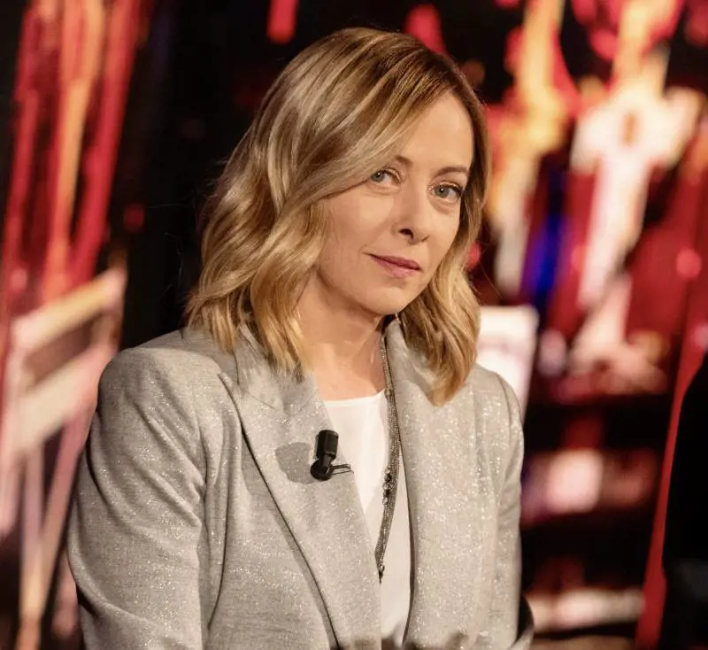 Meloni contro tutti: "Ora le carte le do io". L'attacco agli Agnelli che "danno lezioni" e gli affondi sul Pd